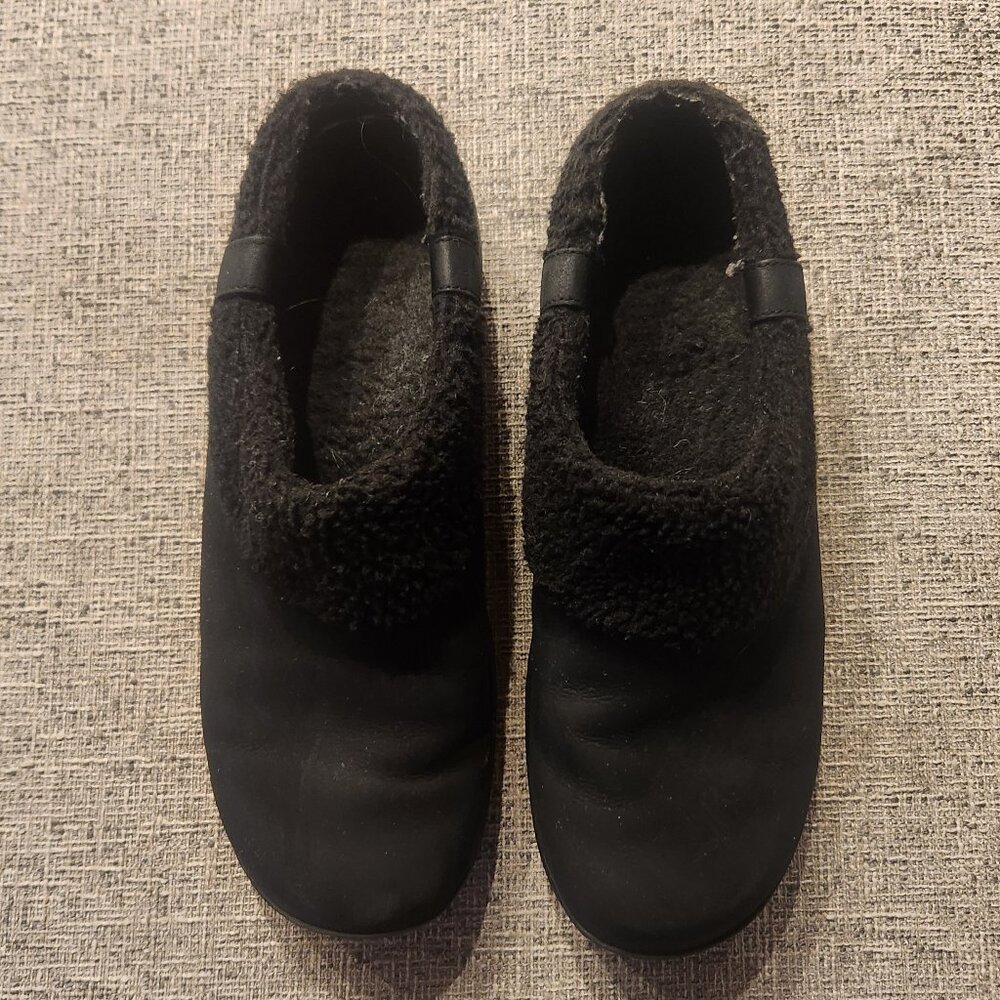Black Merrell slippers size 9